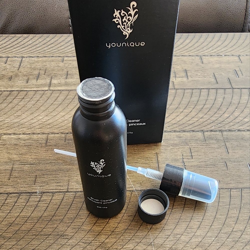 Younique Brush Cleaner 50 ml/1.7 fl oz - Brand New - Sealed
